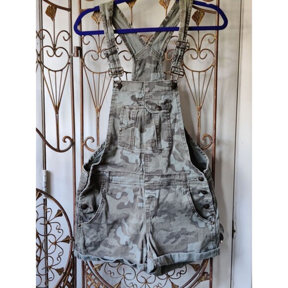 l.e.i. Junior Casual Outdoor Camouflage Bib Jumper Shorts Green Size M - Picture 6 of 6